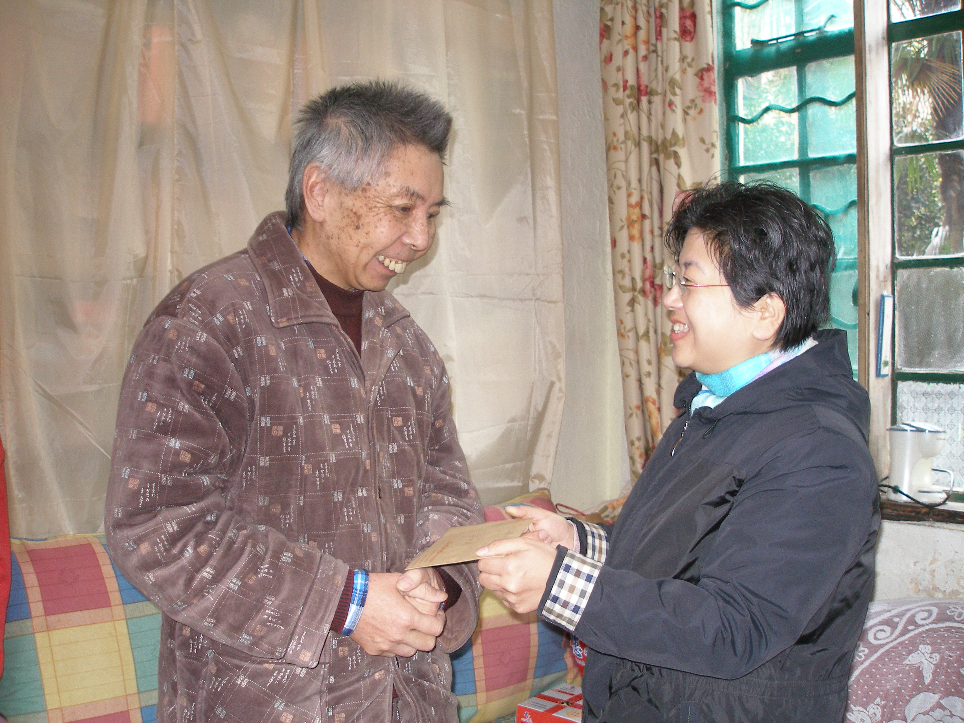 宋敏娟探望困难退休职工并送上慰问金